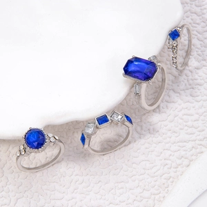 Vierteiliges Silberring-Set mit tiefseeblauen Edelsteinen und weißen Zirkonia im Detail