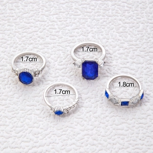 Detailansicht vierteiliges blaues Edelsteinring-Set mit 1,7 cm und 1,8 cm Innendurchmesser