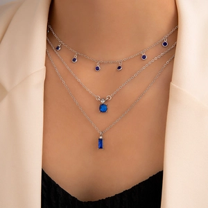 Ensemble de colliers à trois rangs en argent avec pendentifs en zircon bleu sur modèle