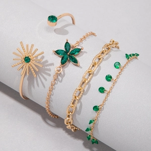 Détail de l'ensemble de 4 bracelets dorés avec fleurs en cristal vert et feuilles