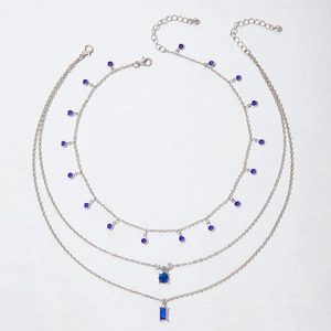 Détail du collier triple rang avec pendentif rectangulaire bleu et fermoir mousqueton
