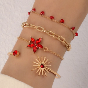 Ensemble de 4 bracelets dorés avec pendentifs fleurs rouges et jonc à motif rayonnant