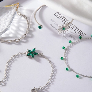 Détail de l'ensemble de bracelets fleurs argentés à 4 couches avec zircons verts
