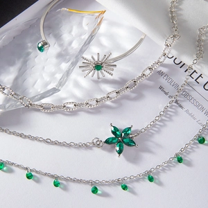 Détail de l'ensemble de bijoux quatre couches avec pierres vertes et fleurs argent