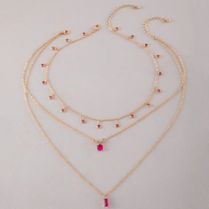 Collier doré à trois rangs avec zircons roses ronds et pendentif rubis rectangle