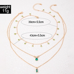 Détail du collier triple rang doré orné de strass vert émeraude pesant 11 grammes seulement
