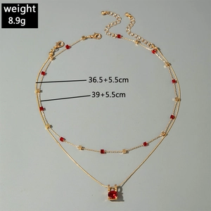 Détail du collier doré double rang avec gemmes rouges et spécifications de 8,9g