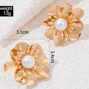 Elegant gold flower earrings with pearl center measuring 3.1cm by 3.4cm and weighing 13g