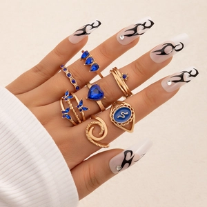 Détail du lot de 7 bagues bohèmes dorées serties de saphirs bleus et motifs cœurs