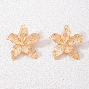 Chic golden alloy flower earrings with detailed textured petals and a metallic finish