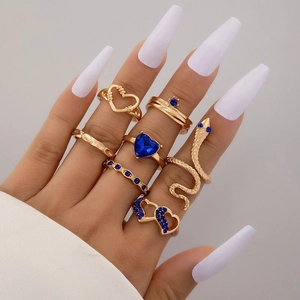 Set di 7 anelli dorati con cristalli zaffiro blu e motivo a serpente da donna