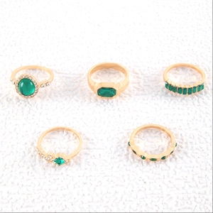 Fünfteiliges goldenes Ring-Set mit grünen Edelsteinen und eleganten Kristallakzenten