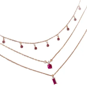 Collier à trois rangs en or rose avec pierres précieuses rouges et pendentifs brillants