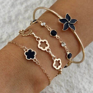 Détail du lot de 4 bracelets dorés avec fleurs en émail noir et cristaux scintillants