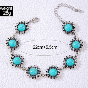 Détail d'une chevillère bohème argentée ornée de perles de turquoise bleues