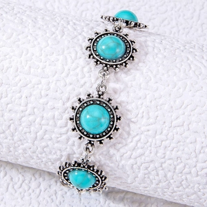 Bracelet de cheville bohème vintage avec pierres turquoise sur support blanc