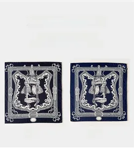Détail de l'imprimé équestre baroque double-face sur le foulard en soie bleu marine