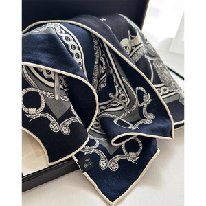 Carré de soie bleu marine aux motifs équestres classiques pour femmes actives