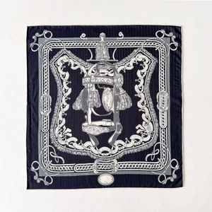 Carré de soie élégant orné d'un motif équestre classique avec brides en noir et gris