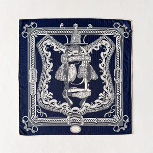 Carré de soie classique avec imprimé équestre sur fond bleu foncé élégant