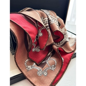 Détail d'un foulard en soie de luxe avec motifs équestres et bords roulés délicats