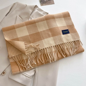 Karierter Kaschmirschal in Braun und Beige, stilvoll drapiert über einen beigen Blazer