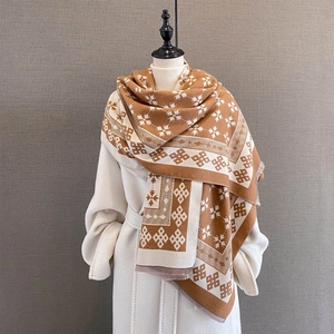 Sciarpa jacquard spessa con motivi etnici e frange in caramello e bianco da donna