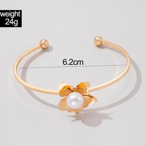 Détails du bracelet fleur montrant le poids de 24g et le diamètre de 6,2cm