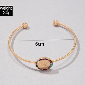 Vue détaillée du bracelet doré avec pendentif soleil et strass multicolores