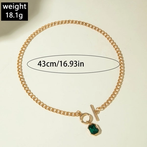 Détail du collier doré avec pendentif émeraude, fermoir à bascule, 43cm de long et 18,1g