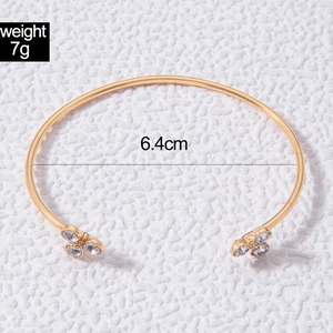 Détail du bracelet doré ouvert avec breloque papillon et cristaux incrustés, 7g