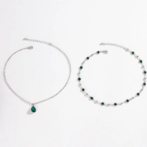 Détail de colliers en argent avec pendentif poire vert et chaîne rivière de pierres vert