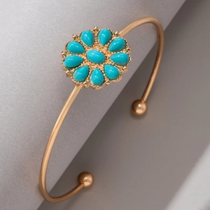 Vue détaillée du bracelet jonc tournesol doré orné de pierres turquoise en goutte