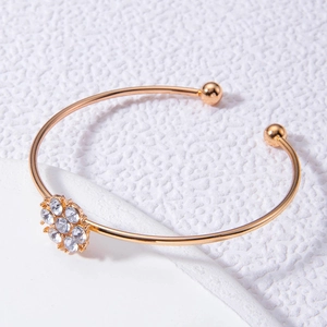 Gros plan du bracelet jonc doré orné de fleurs en cristal et design ajustable