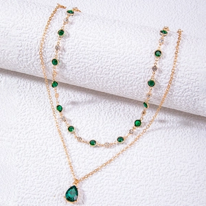 Collier double couche doré avec pendentif goutte vert émeraude et pierres rondes