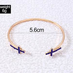 Détail du jonc ouvert doré avec croix turquoise et spécification de diamètre de 5,6 cm