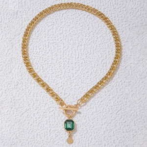 Détail du collier doré avec fermoir à bascule OT et pendentif rectangle vert émeraude