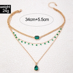 Detail van de gelaagde gouden ketting met groene smaragd hanger wegend 24g