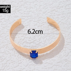 Détail du bracelet doré avec pierre bleue carrée et diamètre intérieur de 6,2 cm