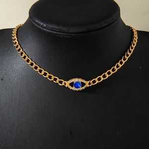 Detail van de gouden Cubaanse ketting met een blauwe Evil Eye-hanger en witte kristallen