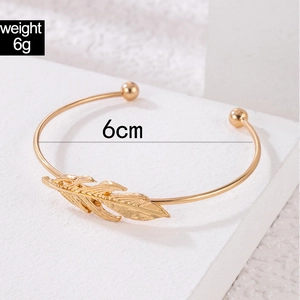 Bracelet jonc ouvert plume dorée avec incrustation turquoise et texture détaillée