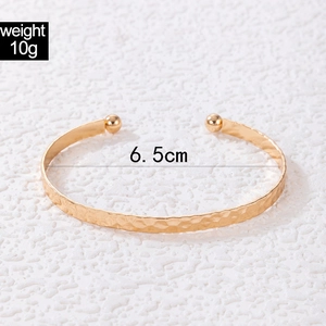 Bracelet jonc ouvert doré martelé en forme de C, poids 10g et diamètre de 6,5cm
