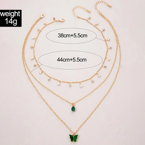 Goudkleurige gelaagde ketting met smaragdgroene vlinder- en druppelhangers