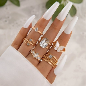 Vintage 6er-Set goldene Ringe mit grünen Steinen und Schmetterlingsdesign an der Hand