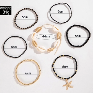 Detalle de set de 7 tobilleras bohemias con dije de estrella de mar y cuerdas de concha