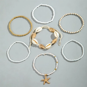Detalle del set bohemio de 7 piezas con colgantes de estrella de mar y perlas
