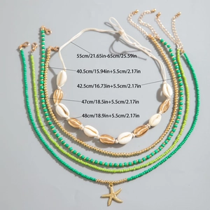 Detalle del collar de 5 capas con conchas, cuentas verdes y colgante de estrella de mar