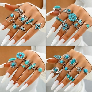 Set di anelli boho vintage con turchese, forme a V argentate e incisioni floreali eleganti