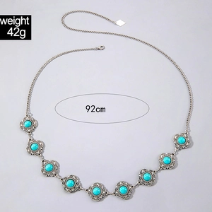 Détail de la chaîne de taille bohème en argent de 92cm avec incrustations turquoise