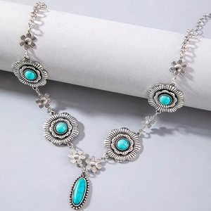 Détail du pendentif fleur turquoise bohème et chaîne en argent vieilli ciselé